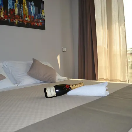 Varadero Oda ve Kahvaltı 3*